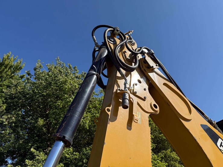 2014-caterpillar-420f-image-32