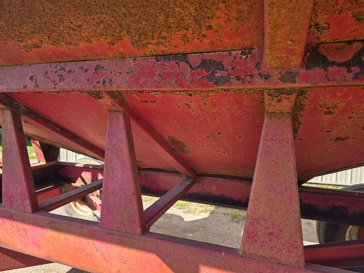 lundell-gravity-box-on-balzer-running-gear,-12.5l-16-tires-on-8-bolt-rims,-front-and-rear-ladder,-ex-image-8