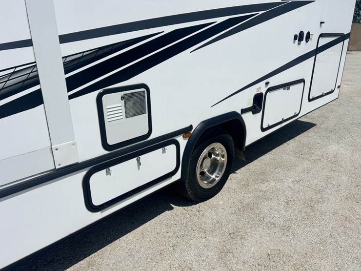 2023-ford-e450-image-13