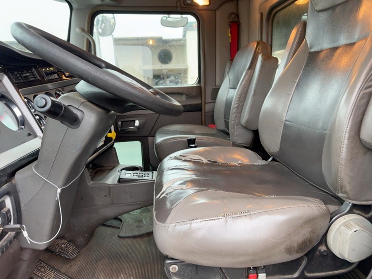 2015-kenworth-t440-image-21