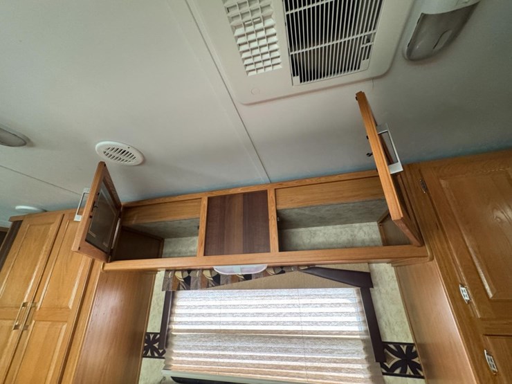 #2285-•-2010-keystone-bullet-250rks-camper-image-31