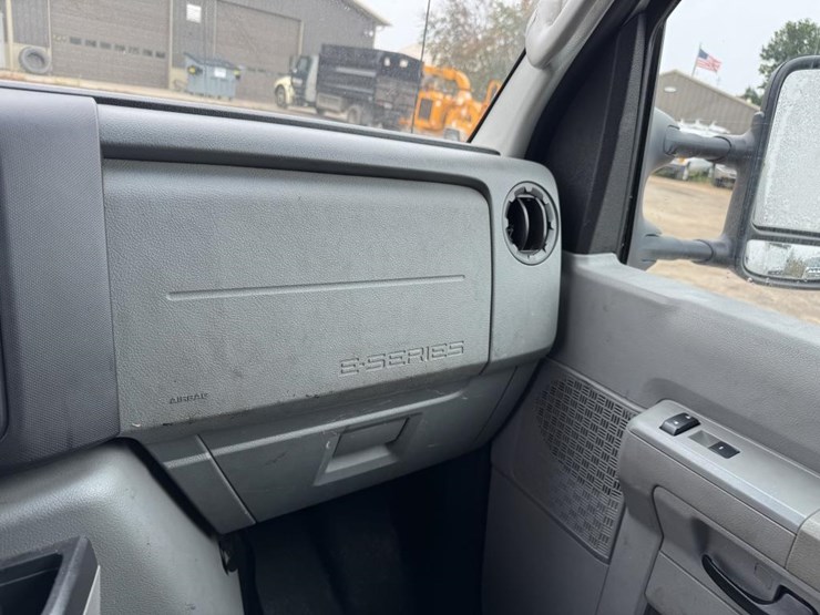 2011-ford-cargo-image-37