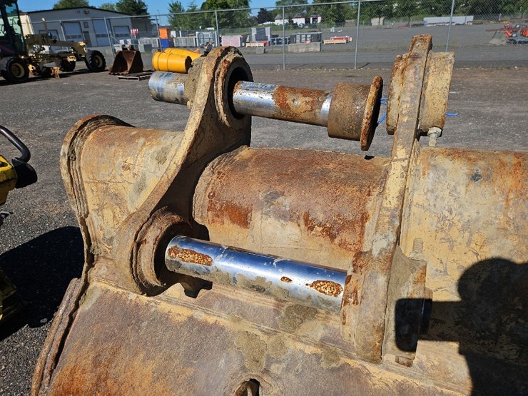 caterpillar-52"-bucket-with-teeth-image-5