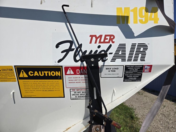 #2992-•-tyler-fluid-air-6-ton-dry-fertilizer-spreader-image-28