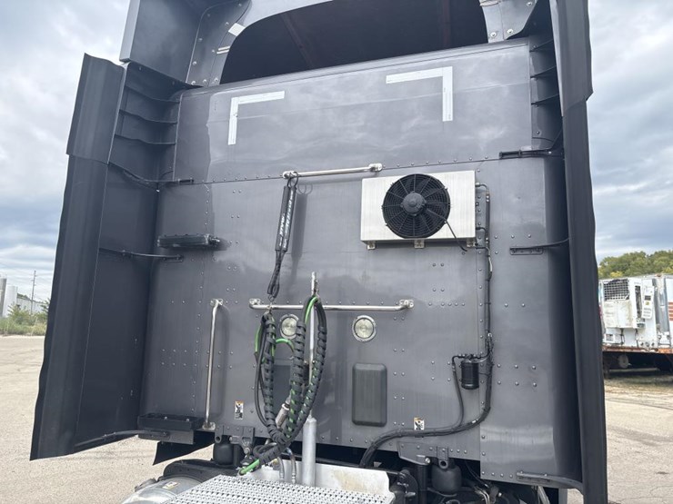 2017-peterbilt-579-image-10