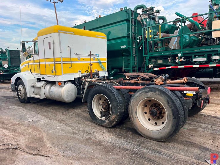 1998-peterbilt-377-image-2