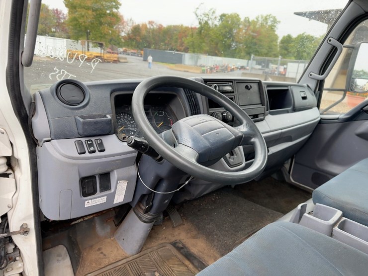 2014-mitsubishi-fuso-fe160-image-18
