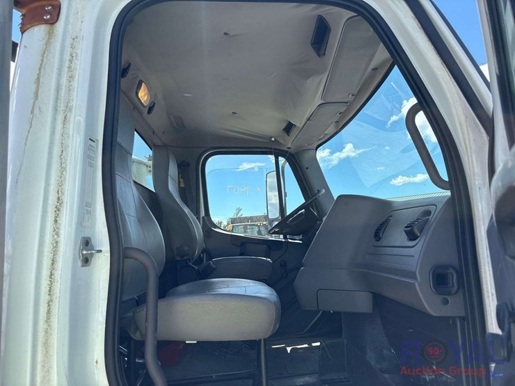 2016-freightliner-114sd-image-35