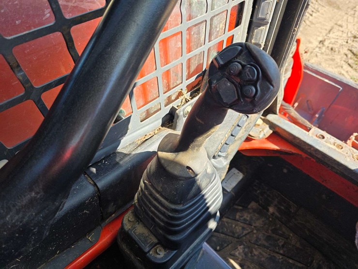 2019-kubota-ssv75-image-45