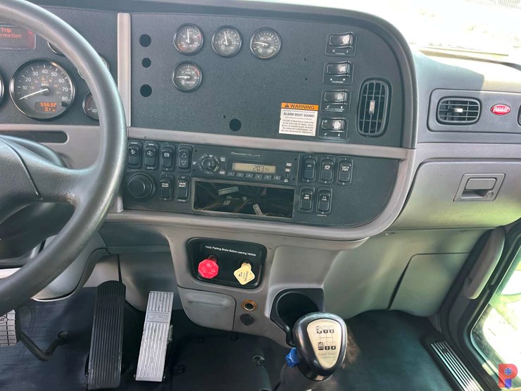 2012-peterbilt-367-image-14