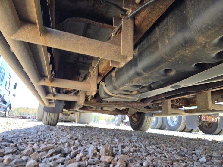 2013-ford-cargo-image-29