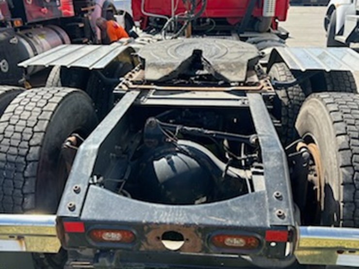 2017-volvo-vnl64t300-image-8