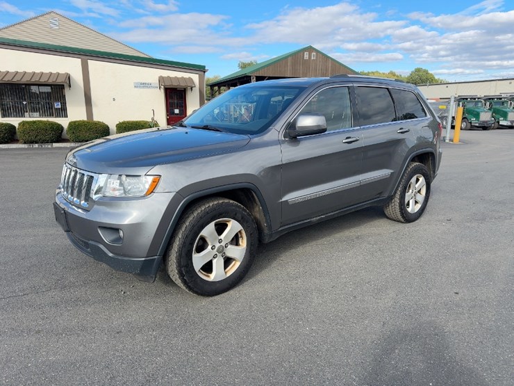 2013-jeep-grand-cherokee-laredo-image-1