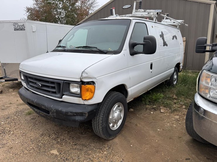 2008-ford-cargo-image-1