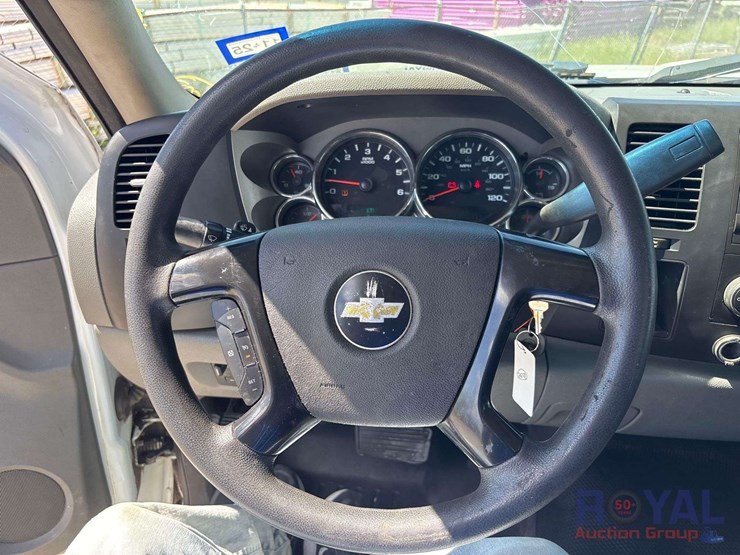 2012-chevrolet-silverado-2500hd-image-16