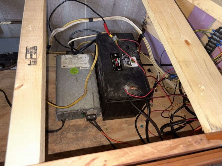 2010-18’,-(4’)-v,-single-axle,-hyd-frame,-(2)-30#-lp-tanks,-3-burner-stove,-oven,-(not-pictured),-(7-image-28