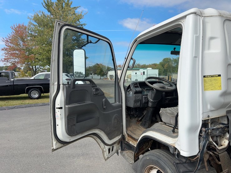 2003-isuzu-npr-image-22