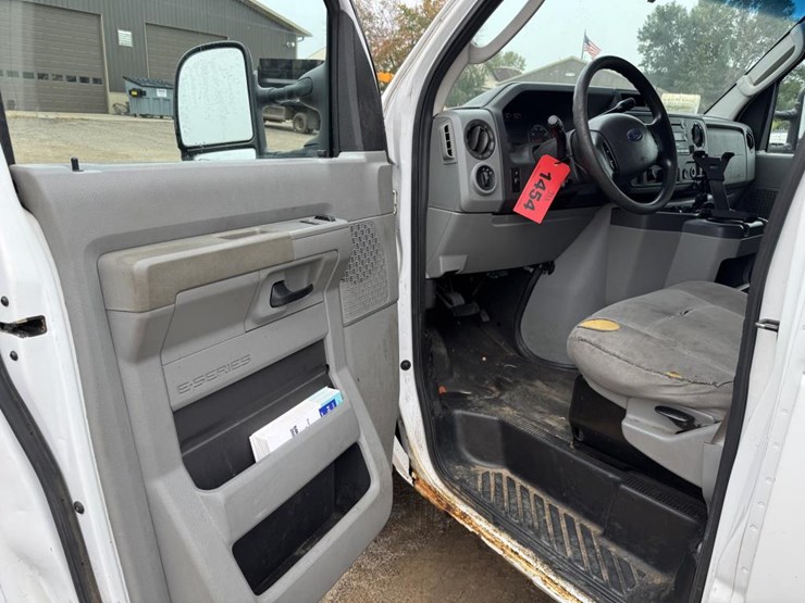 2011-ford-cargo-image-32