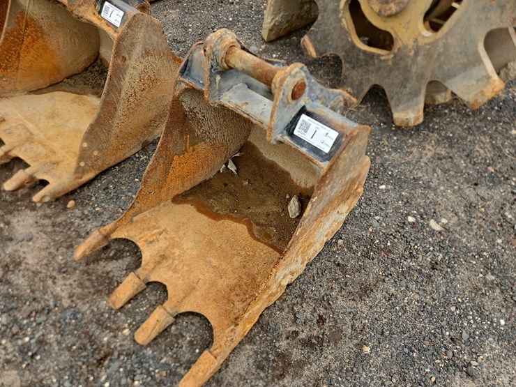 caterpillar-24"-bucket-with-teeth-image-1