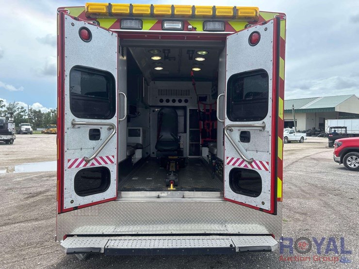 2016-freightliner-m2-106-braun-ambulance-image-30