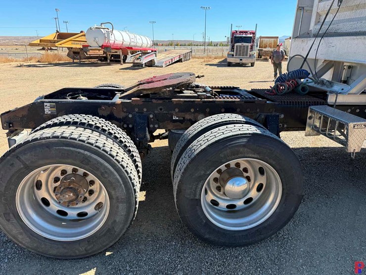 2004-peterbilt-379-image-8