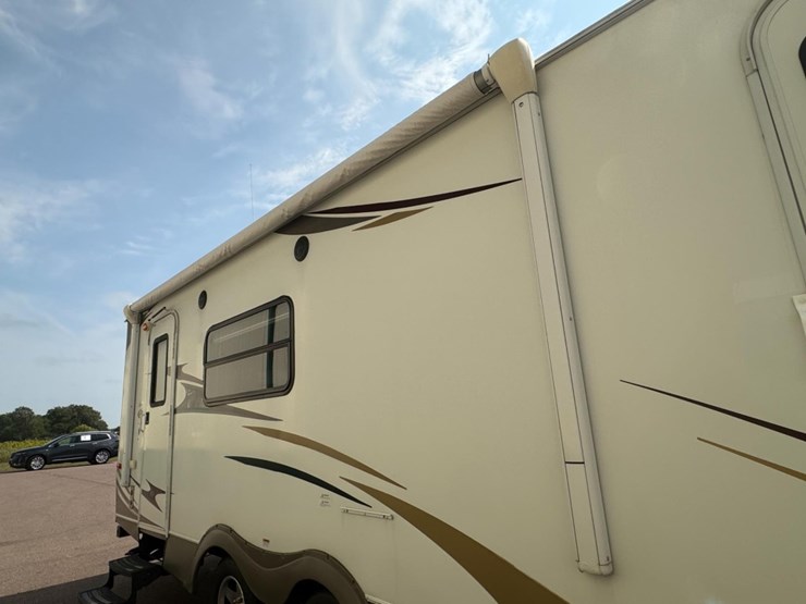 #2285-•-2010-keystone-bullet-250rks-camper-image-13