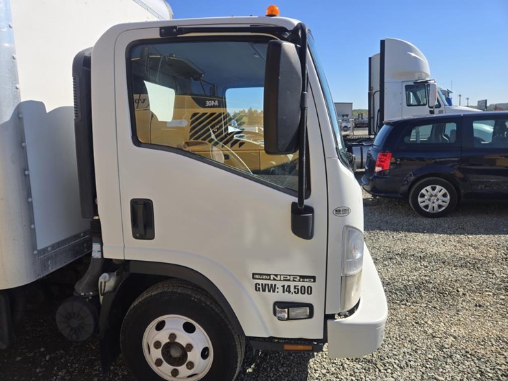 2015-isuzu-npr-hd-image-10