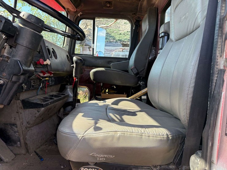 1994-ih-day-cab-semi-tractor,-n14-engine,-9-speed-transmission,-shows-431,118-miles-with-an-in-frame-image-15