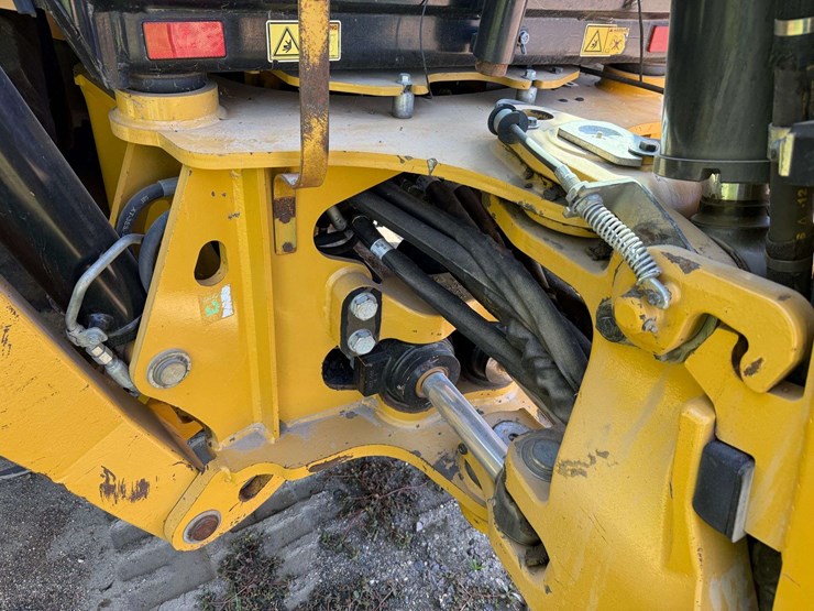 2014-caterpillar-420f-image-38