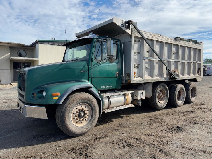 2000-freightliner-fl112-image-1