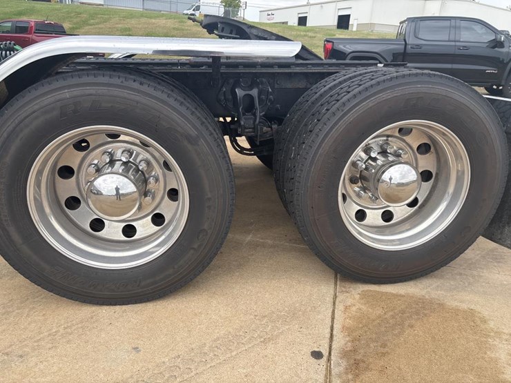 2020-peterbilt-389-image-67