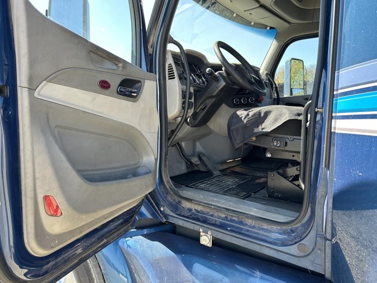 2019-peterbilt-579-image-55