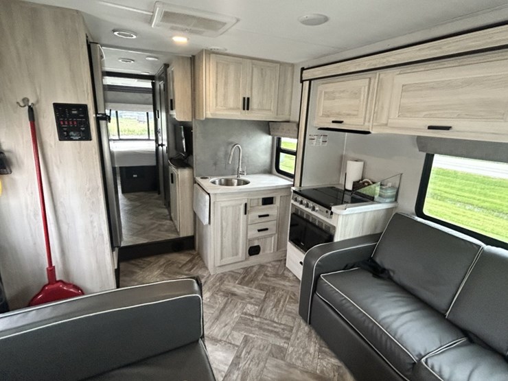 2021-ford-e450-image-59