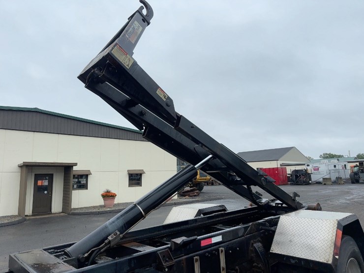 2004-peterbilt-330-image-16