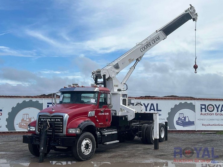 2011-mack-gu713-granite-cooper-tm-1882-18-ton-crane-truck-image-1
