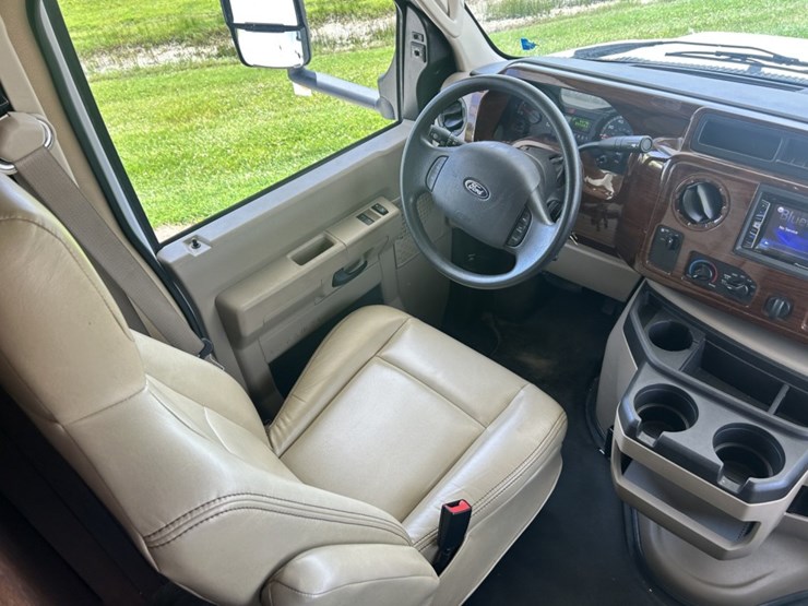 2017-ford-e450-image-39