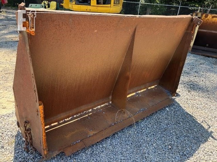 dump-truck-spreader-tailgate-image-4