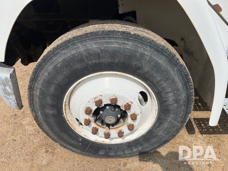 2000-freightliner-fl70-image-17