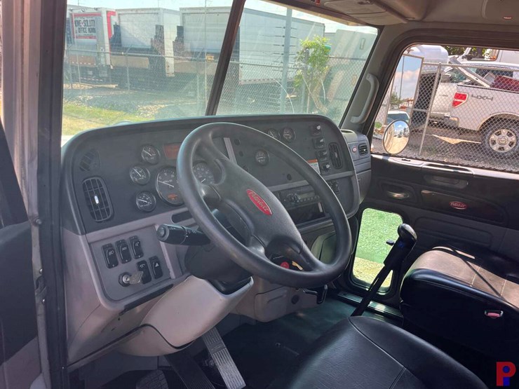 2012-peterbilt-367-image-11