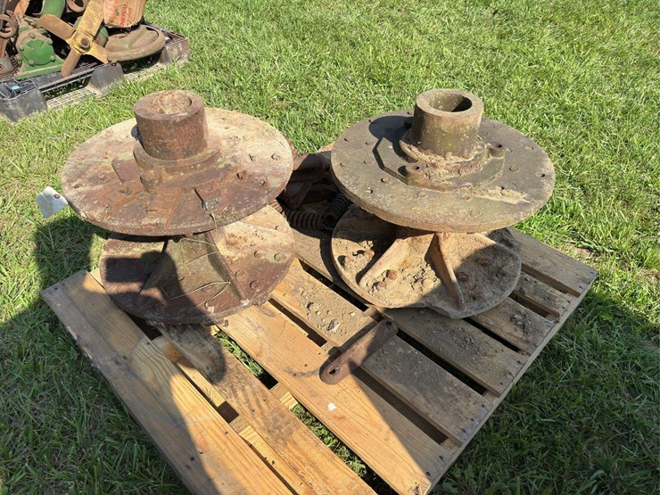 aultman-taylor-hubs-parts-pallet-image-3