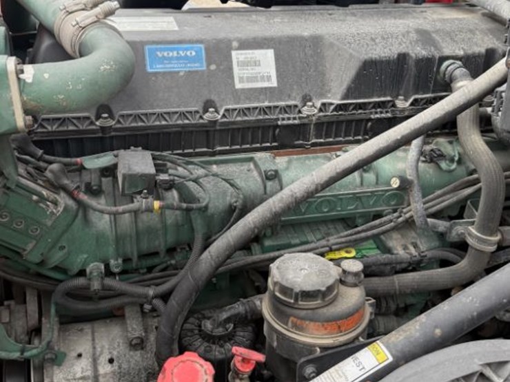 2017-volvo-vnl64t300-image-10
