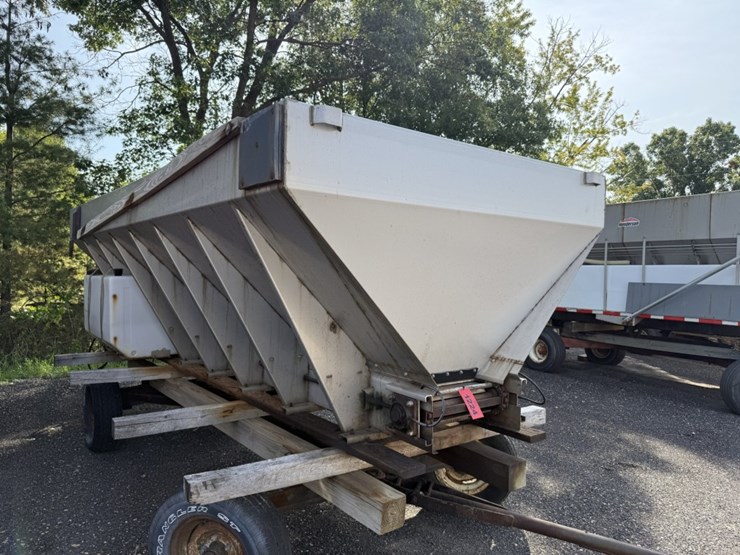 #1224-•-15’-v-box-stainless-steel-salt-spreader-image-6