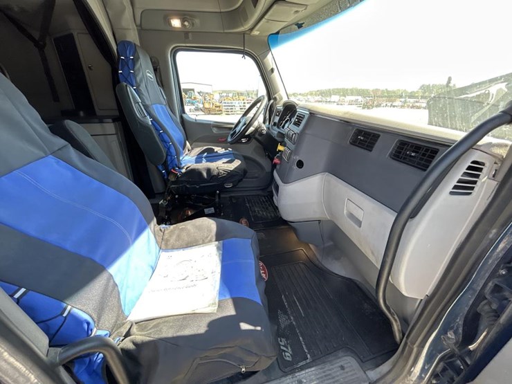 2019-peterbilt-579-image-54