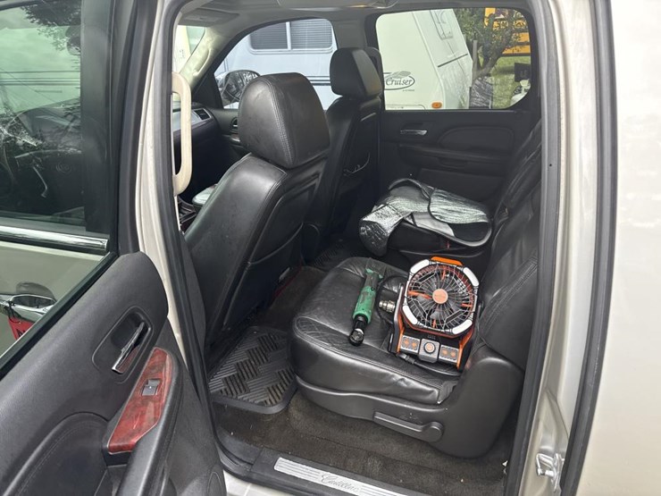 2008-cadillac-escalade-image-21