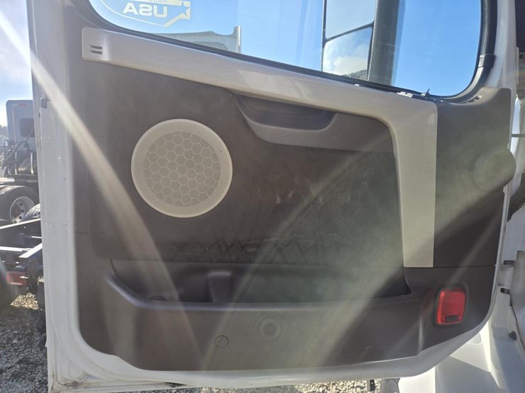 2016-volvo-10-image-40