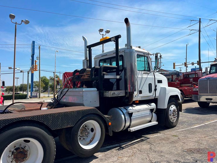2001-mack-ch613-image-2