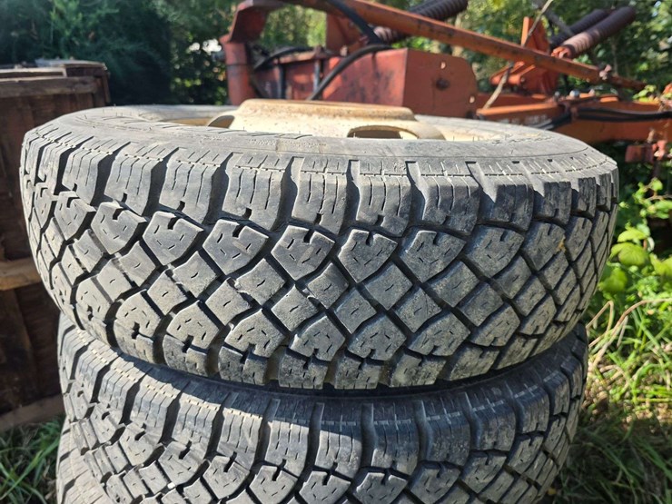 (4)-8.75r16.5-tires-on-dually-rims,-good-tread,-some-sidewall-cracks-image-7