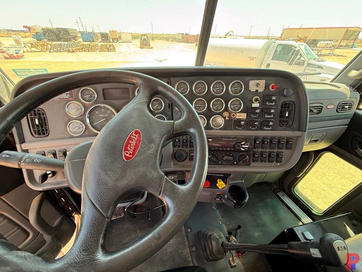 2015-peterbilt-367-image-18