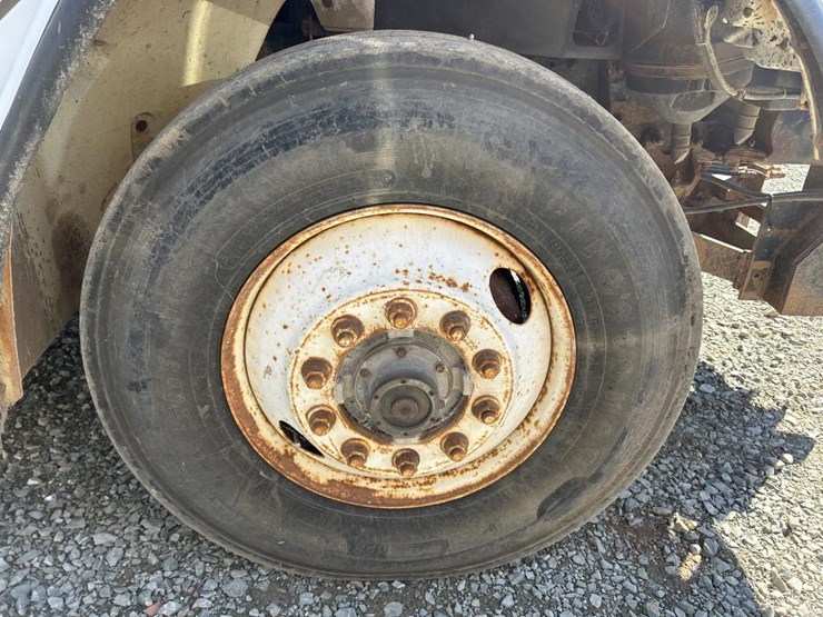 2004-freightliner-fl80-image-81