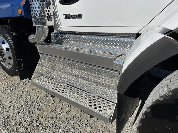 2025-kenworth-t880-image-22